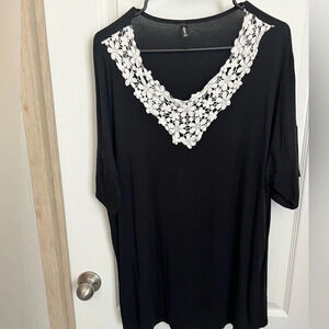 1 Clique Xl black top with white crochet lace collar.
